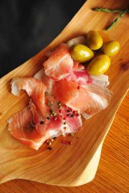 Tahtada dilimlenmiş jambon.