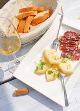 Peynir ve kurutulmuş et şarküteri seçimi.