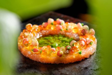 İyi yemek, taze çiğ ahi ton balıklı sashimi havyarlı ve yabani sarımsak soslu