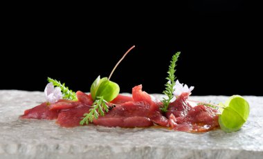 Haute cuisine, geyik eti carpaccio ve karınca eti