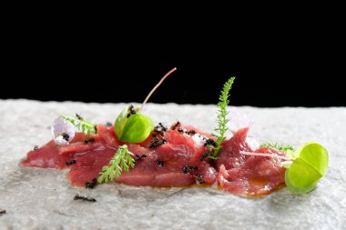 Haute cuisine, geyik eti carpaccio ve karınca eti
