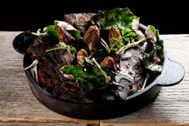 Güzel yemekler, organik sotelenmiş Morel mantarları.