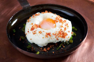 Güzel yemek, tavada haşlanmış yumurta ve yeşil kuşkonmaz.