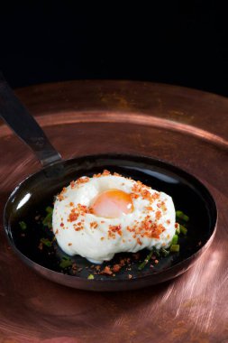 Güzel yemek, tavada haşlanmış yumurta ve yeşil kuşkonmaz.