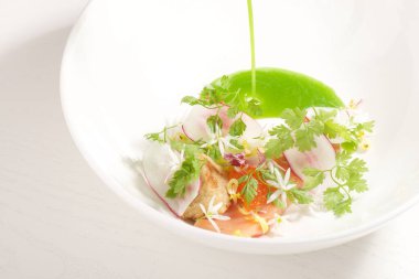 Haute cuisine, River Trout Pouched in the Wine ıspanak sosu ve havyarın altında