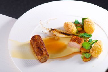 Güzel yemekler, taze ızgara domuz eti, patates köftesi ve sebze.