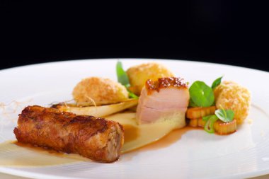 Taze ızgara domuz eti, patates köftesi ve sebzeli.