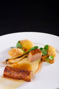 Güzel yemekler, taze ızgara domuz eti, patates köftesi ve sebze.