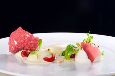 Güzel yemek tatlısı, vişneli parfüm, dondurma, beyaz çikolatalı mus ve baharat.