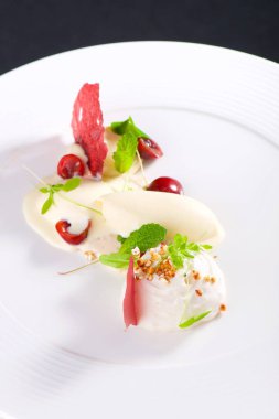 Güzel yemek tatlısı, vişneli parfüm, dondurma, beyaz çikolatalı mus ve baharat.