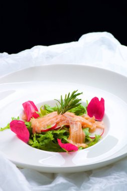 Roket salatasında somon