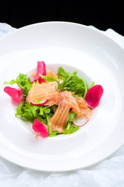 Roket salatasında somon