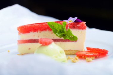 Naneli peynirli pasta ve dondurma.