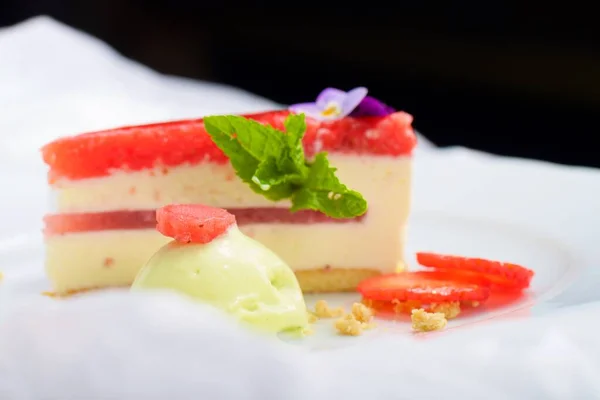 Strawberry cheese cake with mint ice cream