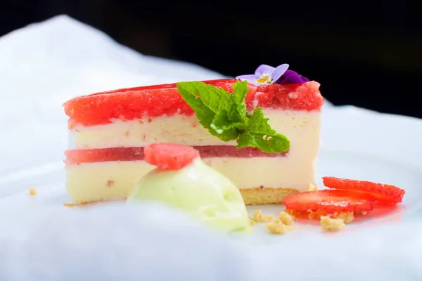 Strawberry cheese cake with mint ice cream