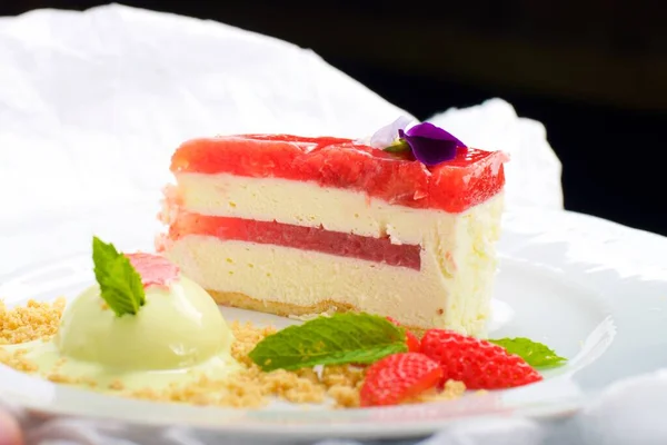 Strawberry cheese cake with mint ice cream