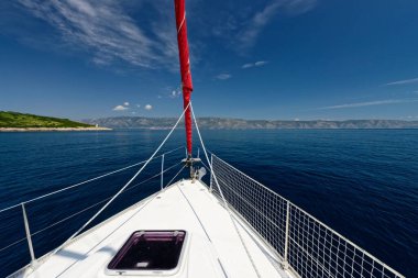 Deniz yarışında lüks bir yat. Yelkenli yarışı. Yat gezisi.
