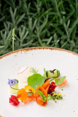 Tabakta aperatifler var.