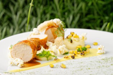 Aceleci yemek, ızgara kuzu eti, yanında da porto şarabı ve patates.