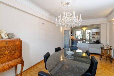 Modern lüks dairenin yemek salonu.