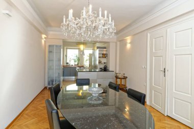 Modern lüks dairenin yemek salonu.