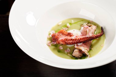 Izgara ahtapotlu deniz ürünleri aperatifi.