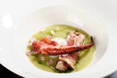 Izgara ahtapotlu deniz ürünleri aperatifi.