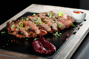 Sulu biftek, orta pişmiş, baharatlı biftek.