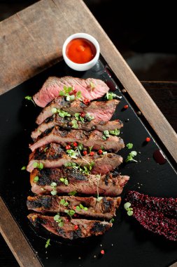 Sulu biftek, orta pişmiş, baharatlı biftek.