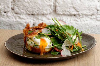 Tost ekmeğiyle sağlıklı kahvaltı ve yeşil salatalı haşlanmış yumurta.