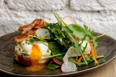 Tost ekmeğiyle sağlıklı kahvaltı ve yeşil salatalı haşlanmış yumurta.