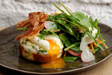 Tost ekmeğiyle sağlıklı kahvaltı ve yeşil salatalı haşlanmış yumurta.