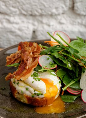 Tost ekmeğiyle sağlıklı kahvaltı ve yeşil salatalı haşlanmış yumurta.