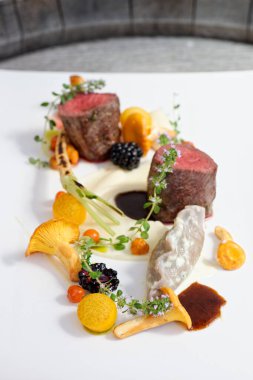 Haute cuisine, ızgara kuzu bifteği yanında da porto sosu ve patates.