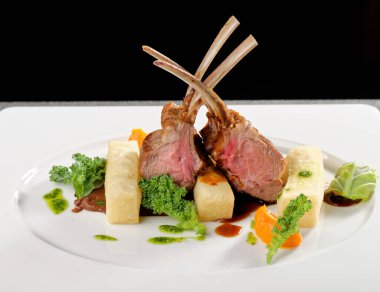 Güzel yemekler, kızarmış kuzu pirzolası, patates, biberiye ve sebze sosu.