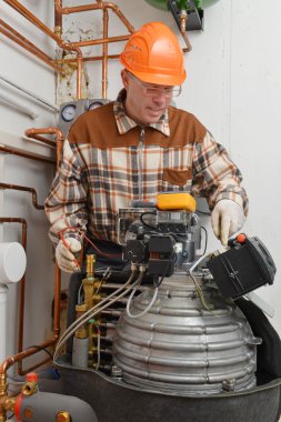 Hizmet fırın üzerinde çalışan adam