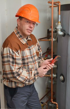 iş yerinde tesisatçı