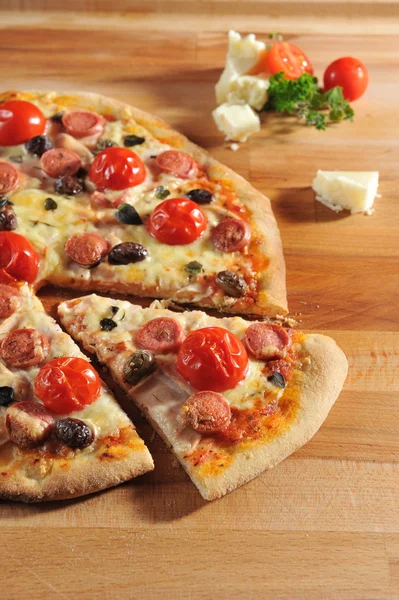 Pizza salame piccante — Foto Stock