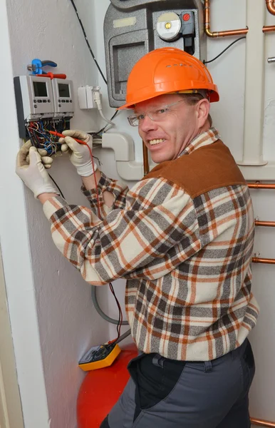 Elektrikář v práci — Stock fotografie