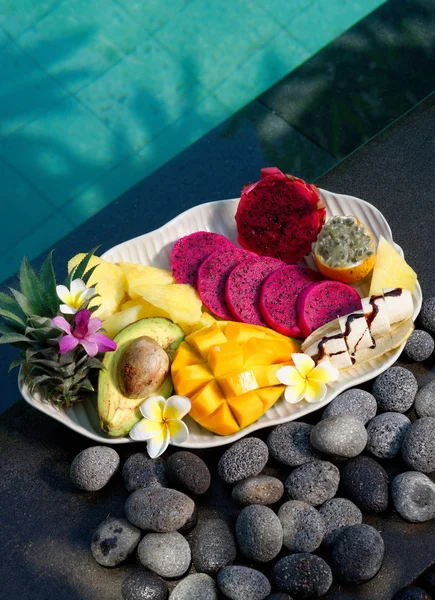 Frutas tropicales junto a la piscina — Foto de Stock