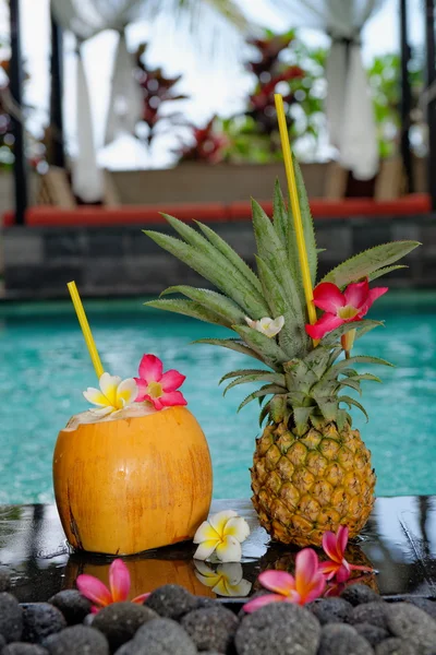 Tropikalne koktajle przy basenie — Zdjęcie stockowe