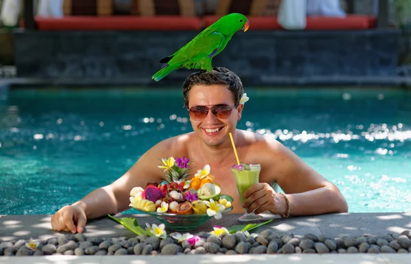 Hombre guapo disfrutando de sus vacaciones de ensueño — Foto de Stock