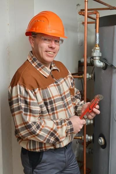 Loodgieter op het werk — Stockfoto