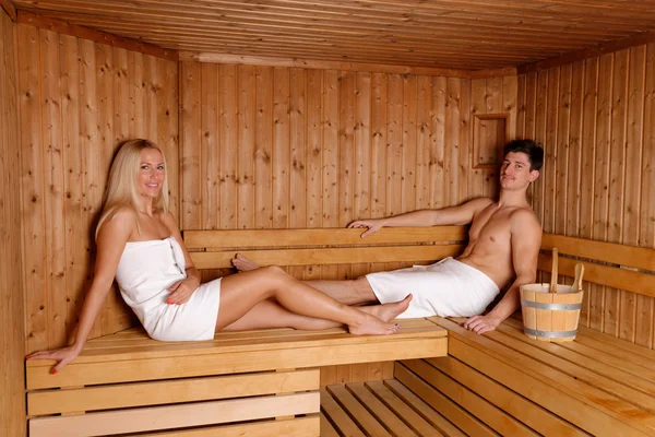 Paar ontspannen in de sauna — Stockfoto