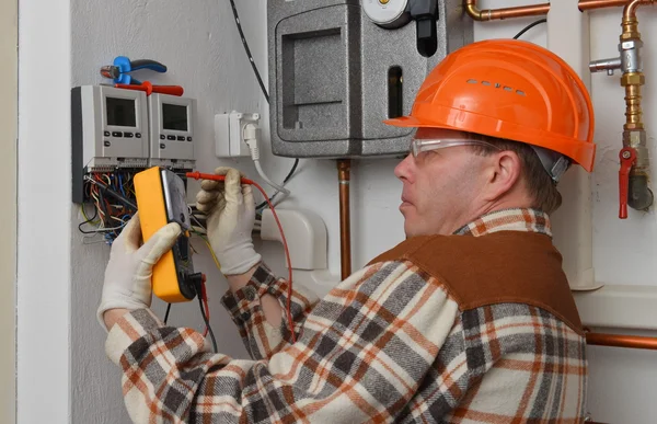 Elektriker på jobbet — Stockfoto