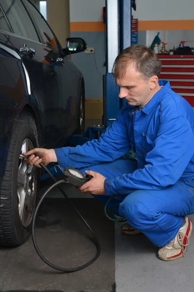 Kontrola tlaku v pneumatikách — Stock fotografie