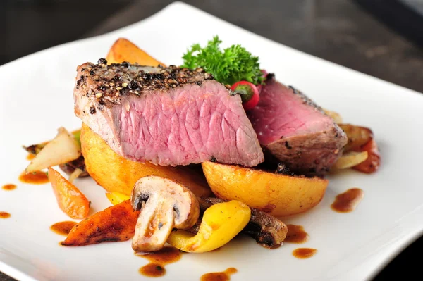 Sulu biftek fırında patates ve mantar ile