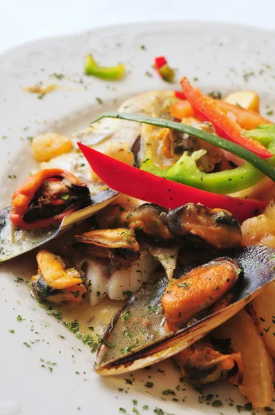 Steamed mussels with garlic sauce — Stock Photo, Image