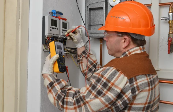 Elektriker på jobbet — Stockfoto