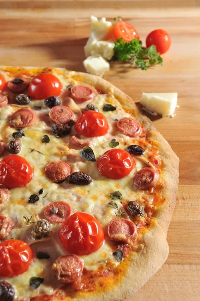 Pizza salame piccante — Foto Stock